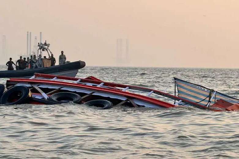 ভারতে ফেরিতে নৌবাহিনীর স্পিডবোটের ধাক্কায় ১৩ জন নিহত, নিখোঁজ ব্যক্তিদের খোঁজে অভিযান