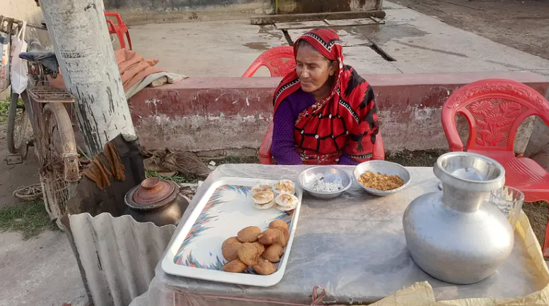 শীতের সকালে গরম পিঠা বিউটির হাতে: গ্রামীণ জীবনের এক উজ্জ্বল প্রতিচ্ছবি