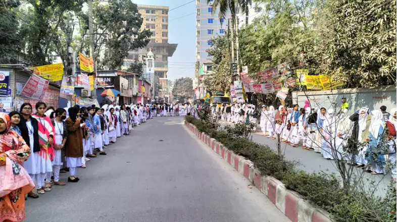 ফরিদপুরে প্রতিবাদে সড়ক অবরোধ ও শিক্ষার্থীদের মানববন্ধন।