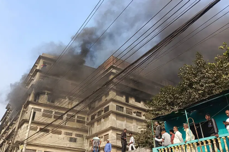 হাজারীবাগে গুদামে অগ্নিকাণ্ডের ঘটনায় ফায়ার সার্ভিসের ইউনিট কাজ করছে।