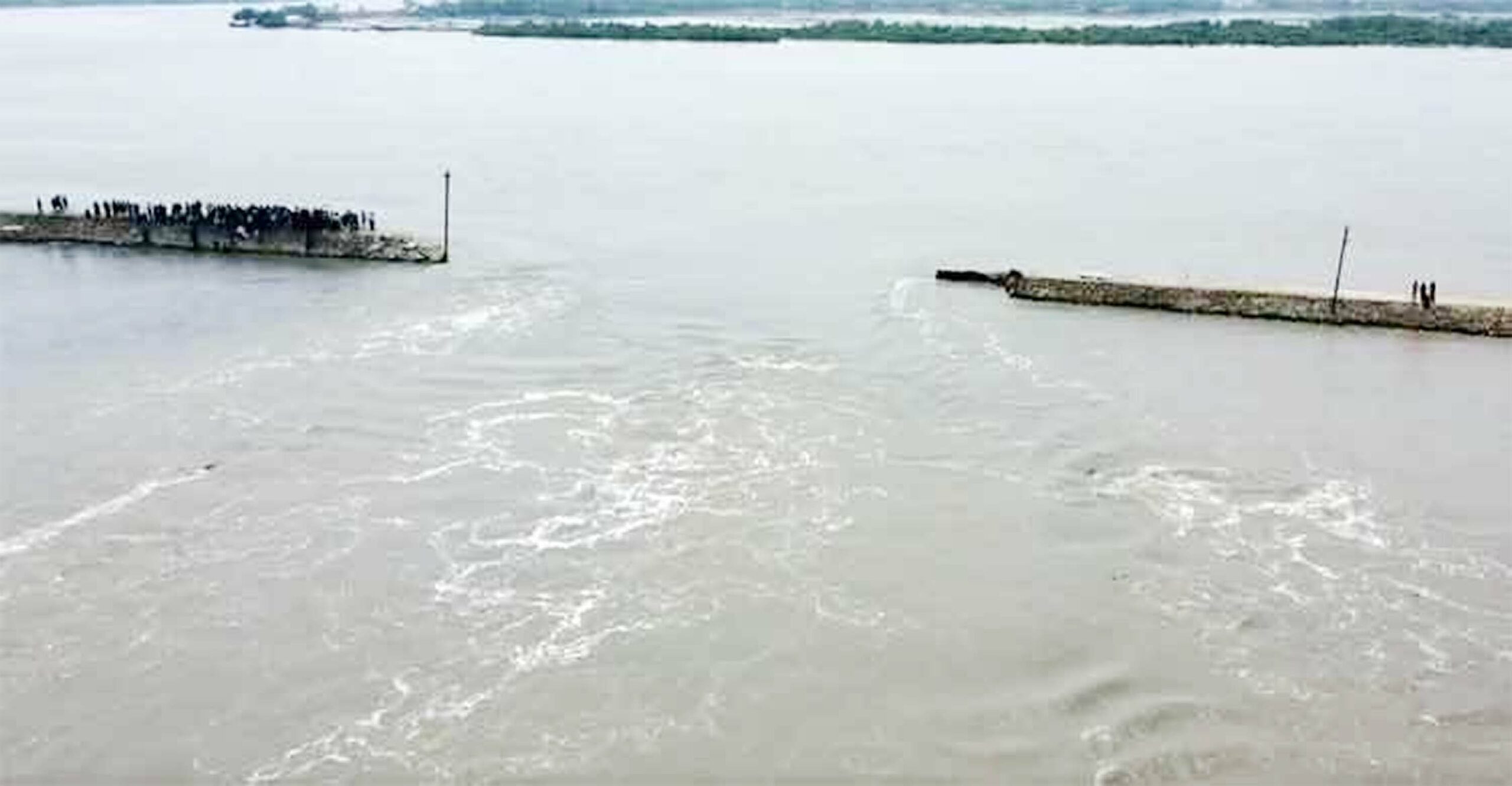 সাতক্ষীরা  বেড়িবাঁধ ভেঙে ৫০০ চিংড়ি ঘের প্লাবিত, ক্ষতি সাড়ে ১৩ কোটি টাকা