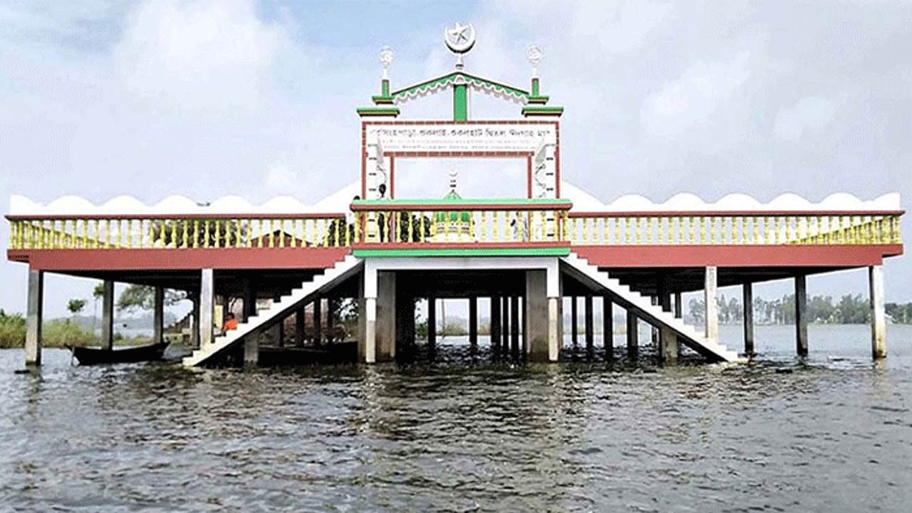 সিরাজগঞ্জে নির্মাণ করা হয়েছে ভাসমান ঈদগাহ