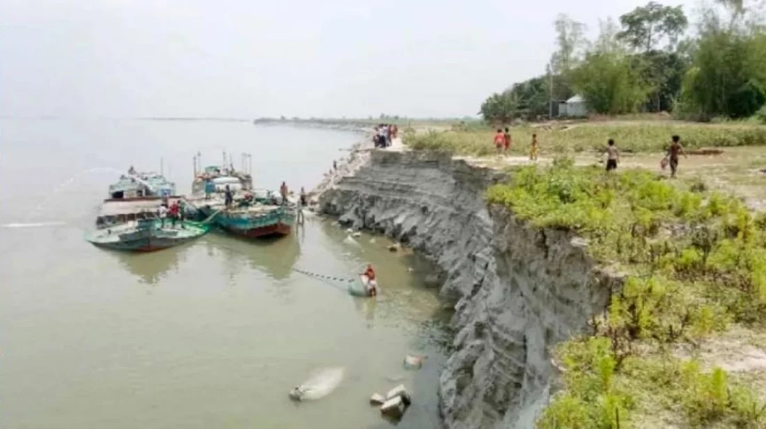 সিরাজগঞ্জে শুষ্ক মৌসুমেই যমুনার ভাঙ্গনে বিলীন ঘরবাড়ী ও ফসলি জমি