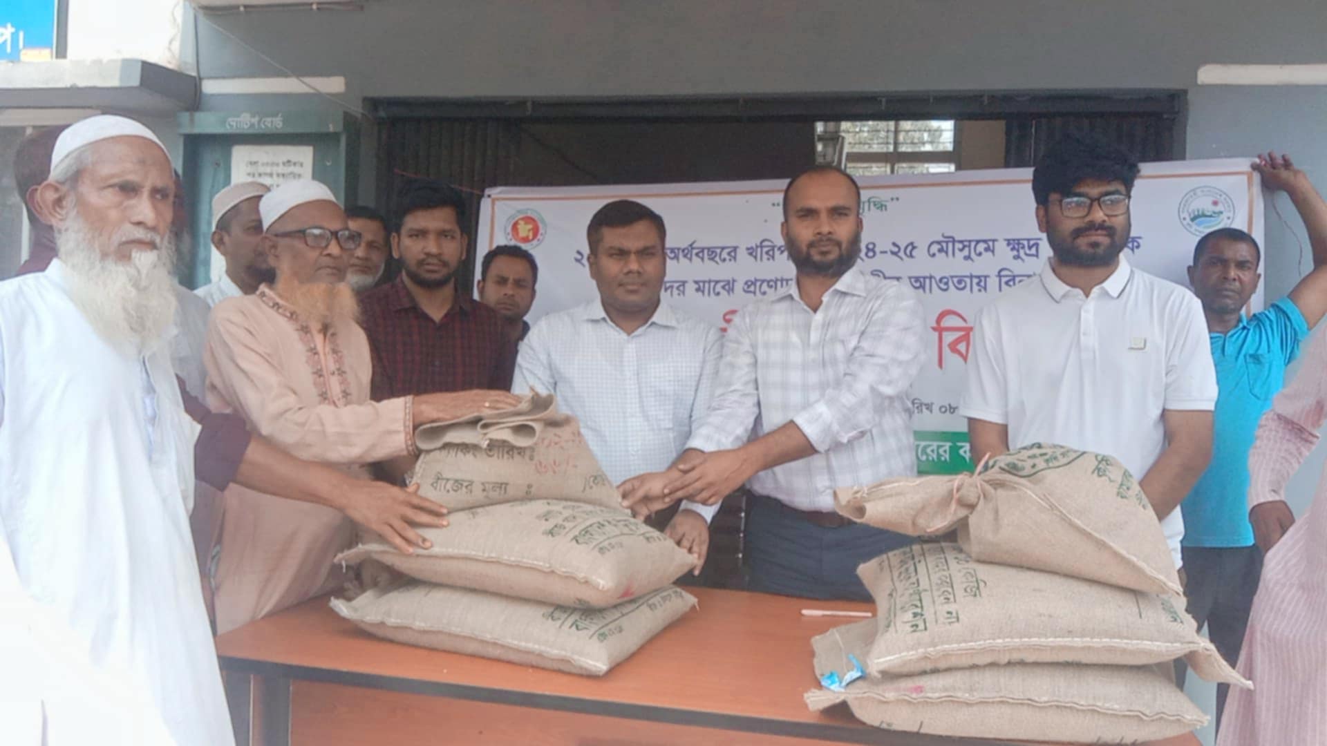 ঝিনাইগাতীতে বিনামূল্যে ধান বীজ ও সার বিতরণ