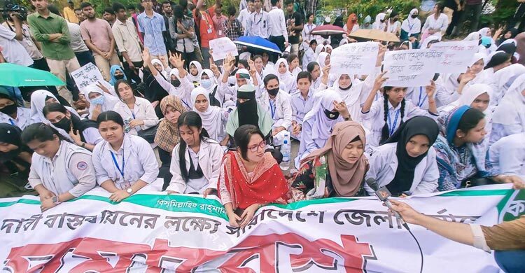 পলিটেকনিক শিক্ষার্থীদের আপত্তি/‘ল্যাবের মামা থেকে মাস্টার হতে চাইলে সেটা মানবো কীভাবে’