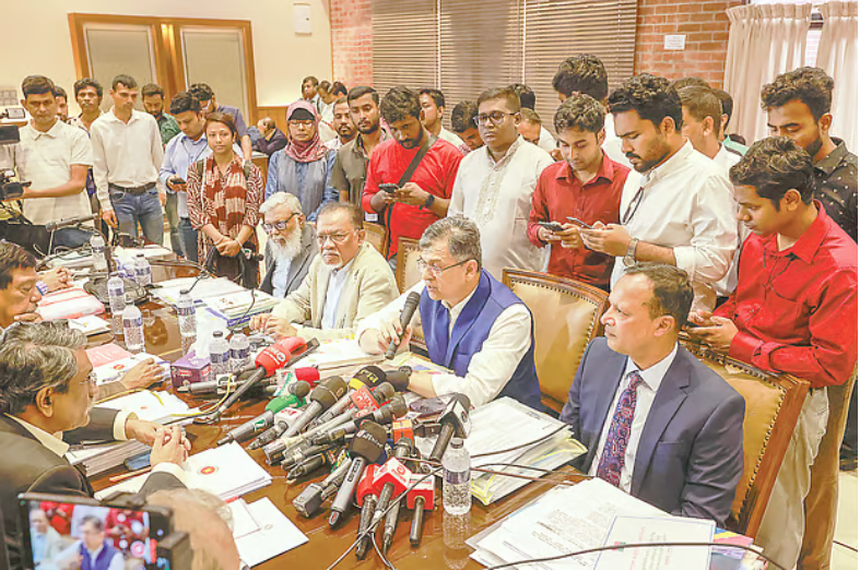 জাতীয় সংসদের এলডি হলে বিএনপি ও জাতীয় ঐকমত্য কমিশনের প্রতিনিধিদের মধ্যে আলোচনা সভা অনুষ্ঠিত হচ্ছে।