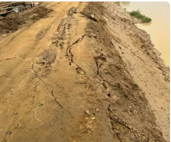 রপুরের ঝিনাইগাতীতে নির্মান কাজ শেষ না হতেই বাঁধে ফাটল আতঙ্কে বাঁধের পাড়ের মানুষ