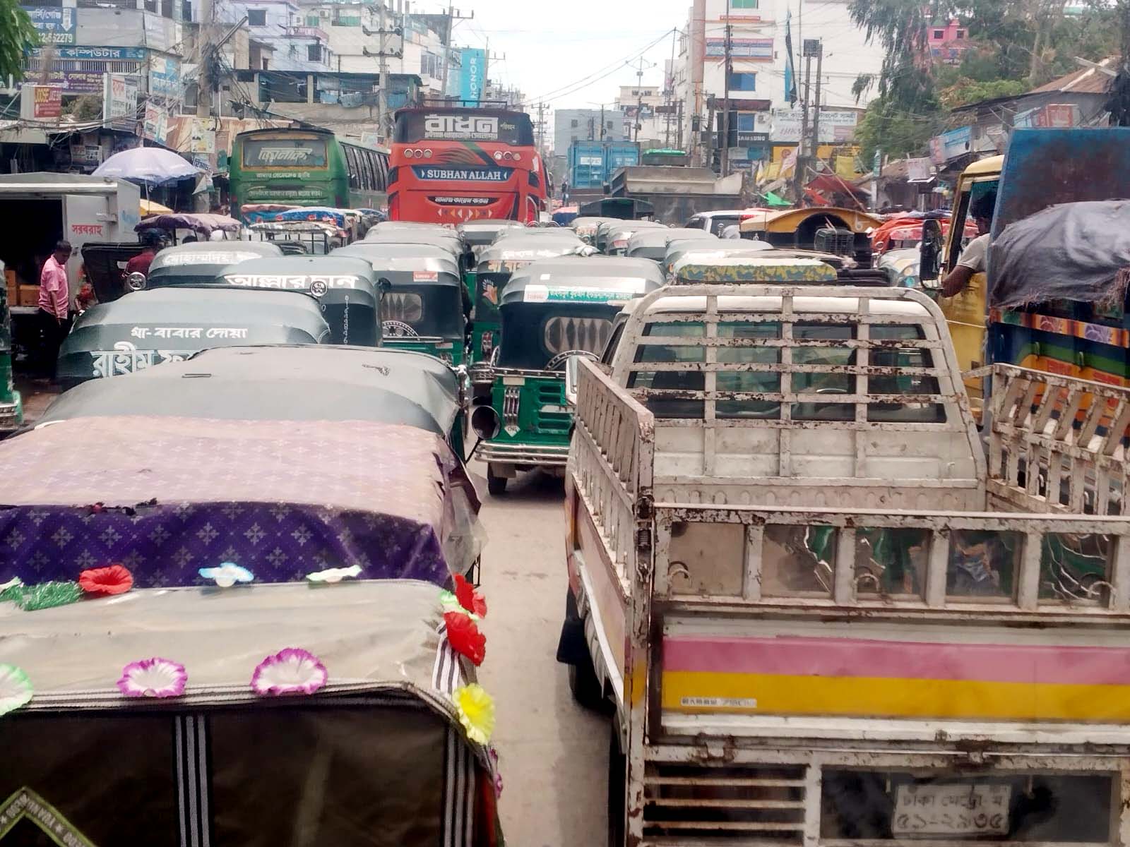 নোয়াখালী রুটে নতুন ট্রেন ‘সুবর্ণচর এক্সপ্রেস’ দ্রুত চালুর দাবিতে রেলপথ অবরোধ