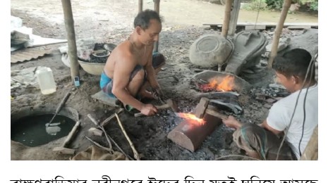 নবীনগরে ঈদকে সামনে রেখে কামারদের লোহার জিনিস তৈরি জন্য ব্যস্ততা বেড়েছে