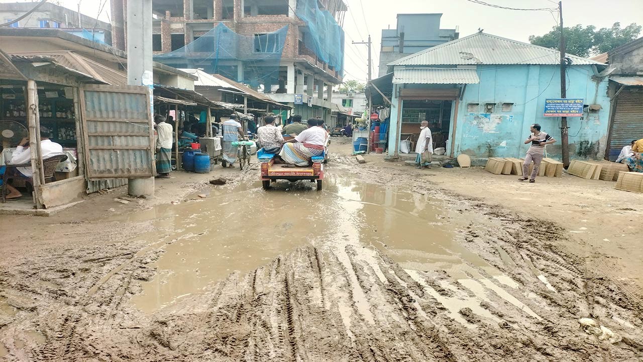 সিরাজগঞ্জের রায়গঞ্জে বৃহত্তর পাঁচটি হাটের রাস্তার বেহাল দশা