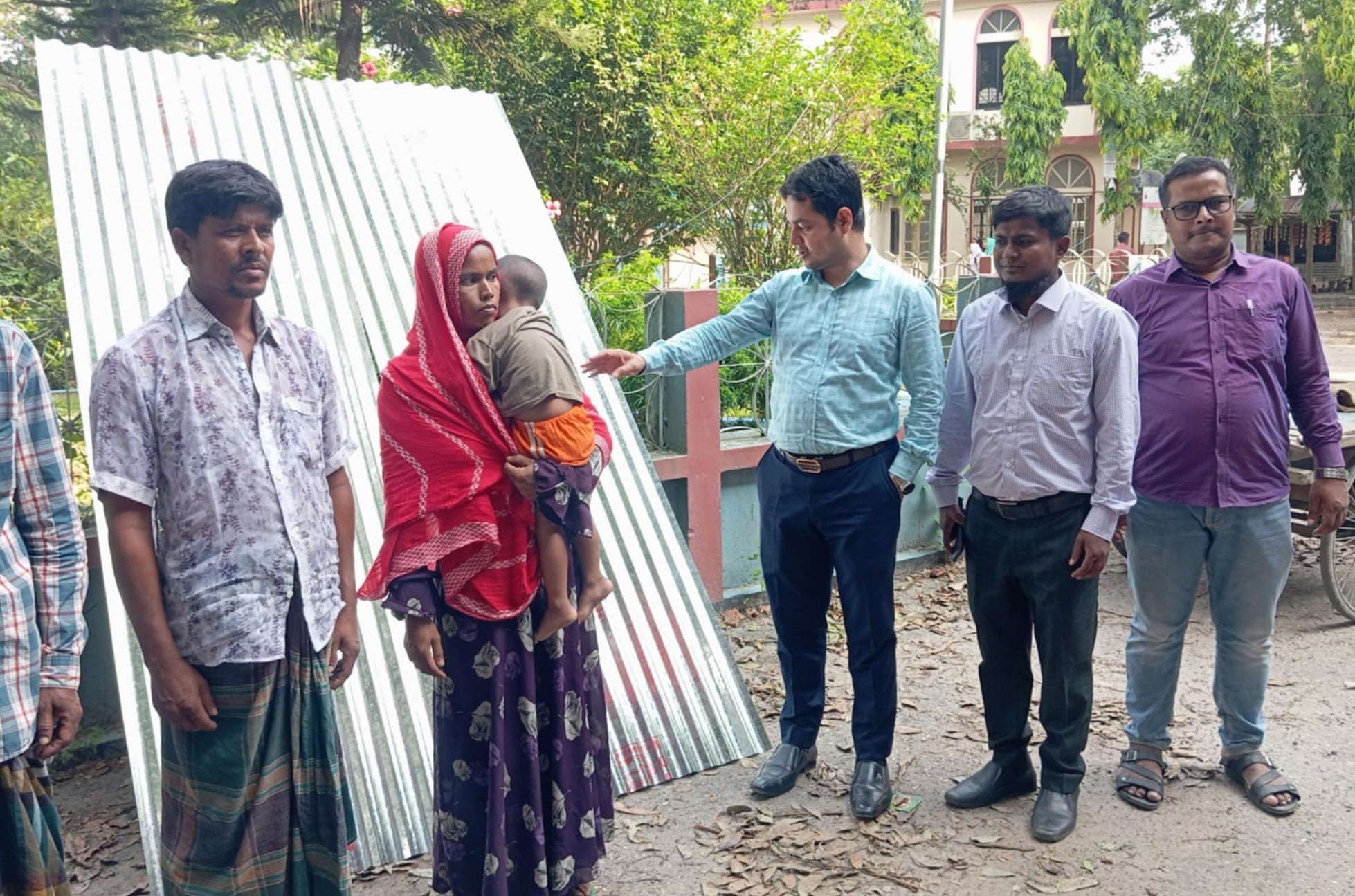 ইসলামপুরে অগ্নিকান্ডে ক্ষতিগ্রস্ত পরিবারের মাঝে ঢেউটিন বিতরণ