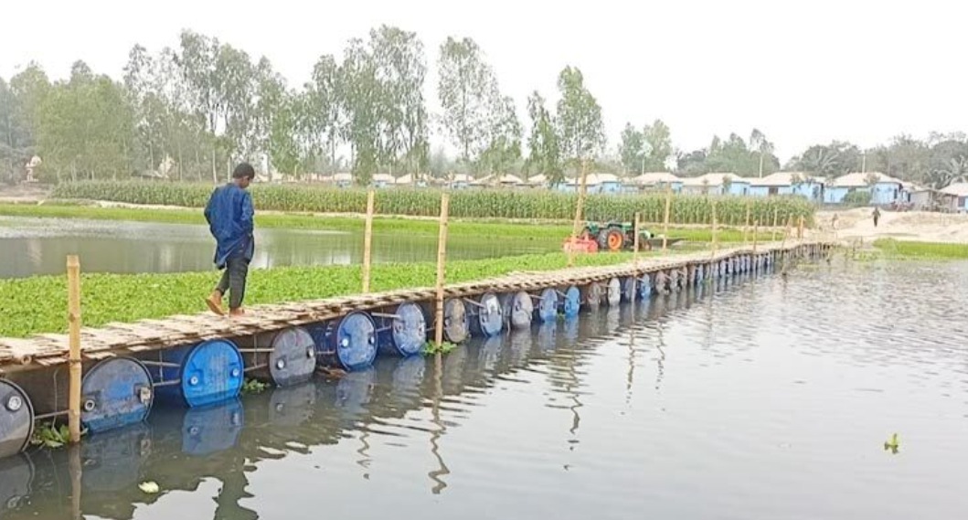 ড্রামে তৈরি ভাসমান সেতুতে দুঃখ ঘুচলো ২০ হাজার মানুষের