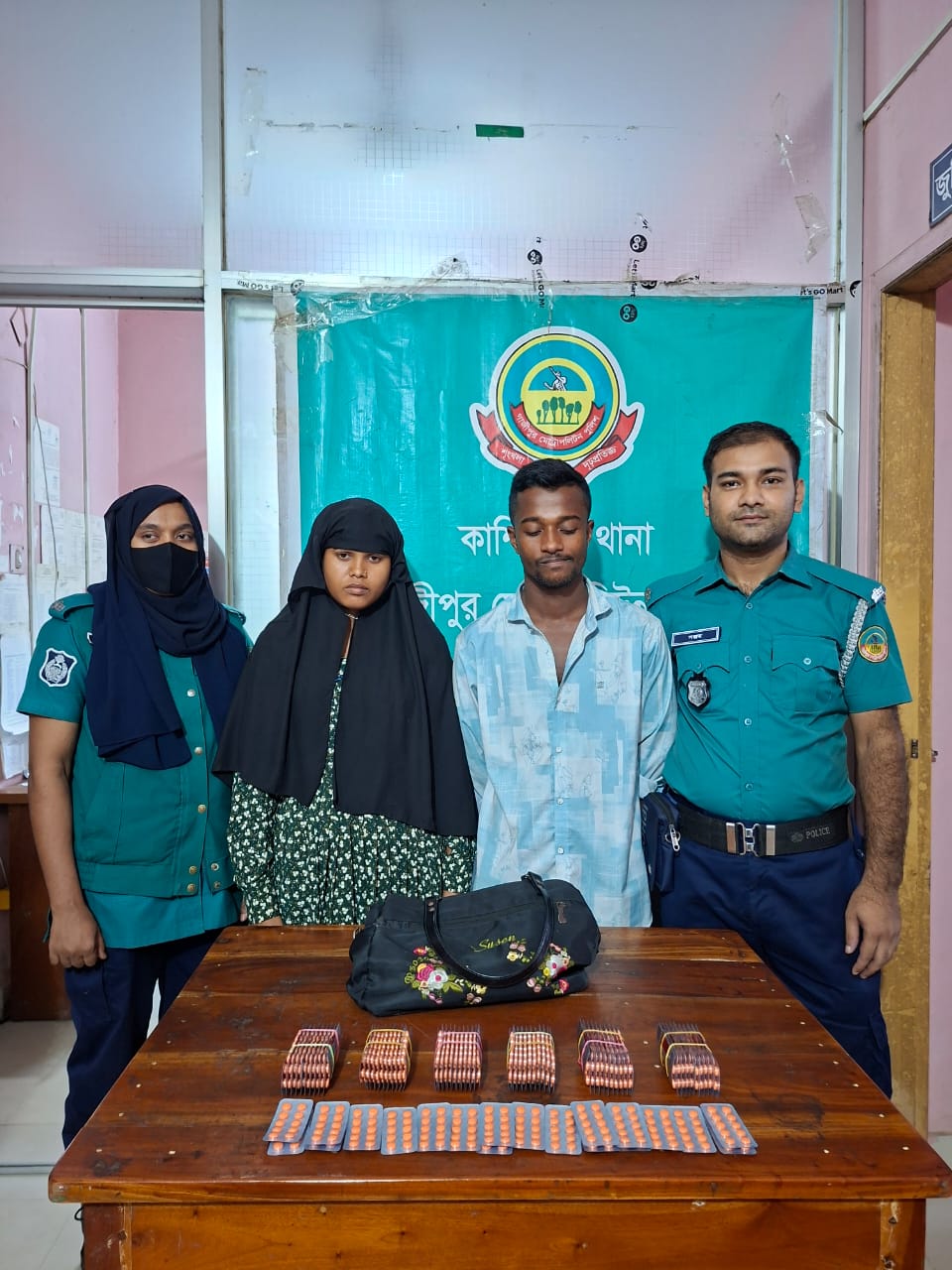 গাজীপুরে ১৪০০ পিস নেশা জাতীয় ঞধঢ়বহঃধফড়ষ ট্যাবলেট সহ গ্রেফতার ২