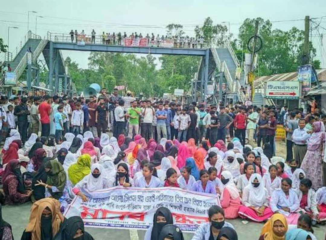সাড়ে ৩ ঘণ্টা সড়কে অবস্থান রংপুরে নিরাপদ সড়কসহ ৭ দফা দাবিতে ফুঁসে উঠেছে ছাত্র-জনতা
