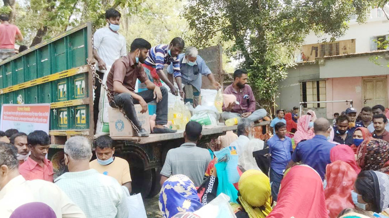 ভ্রাম্যমাণ ট্রাকে টিসিবির পণ্য বিক্রি শুরু