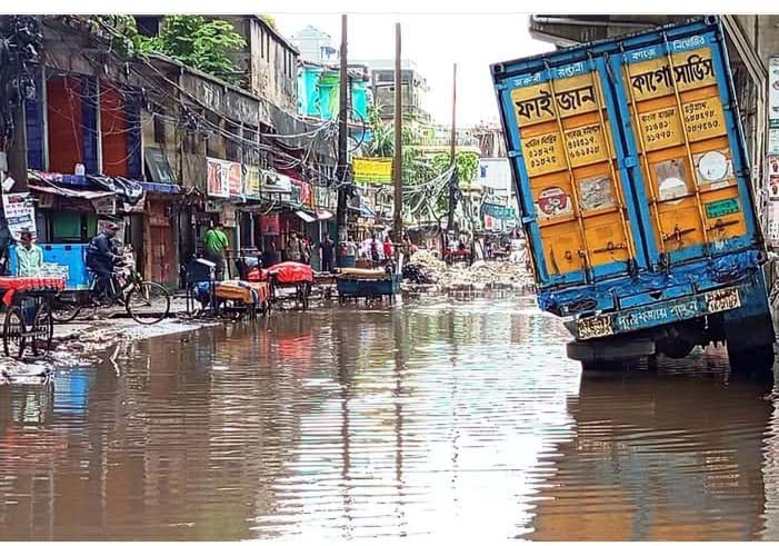 চট্টগ্রাম ইপিজেড-বিমান বন্দর সড়কের বেহাল অবস্থা