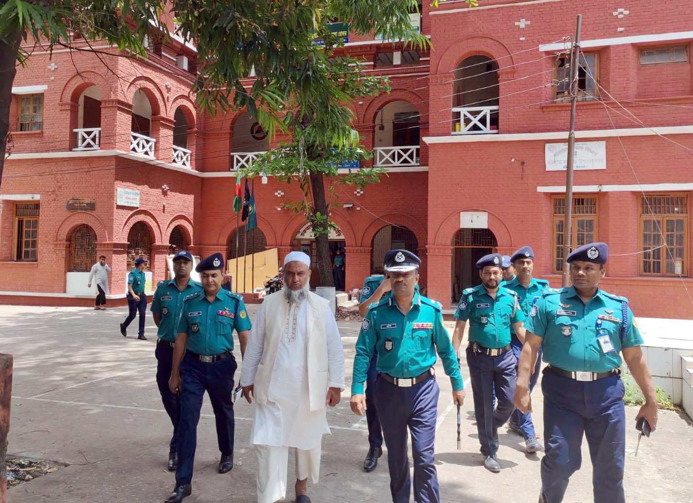 চট্টগ্রামে এইচএসসি পরীক্ষা কেন্দ্র পরিদর্শনে সিএমপি কমিশনার