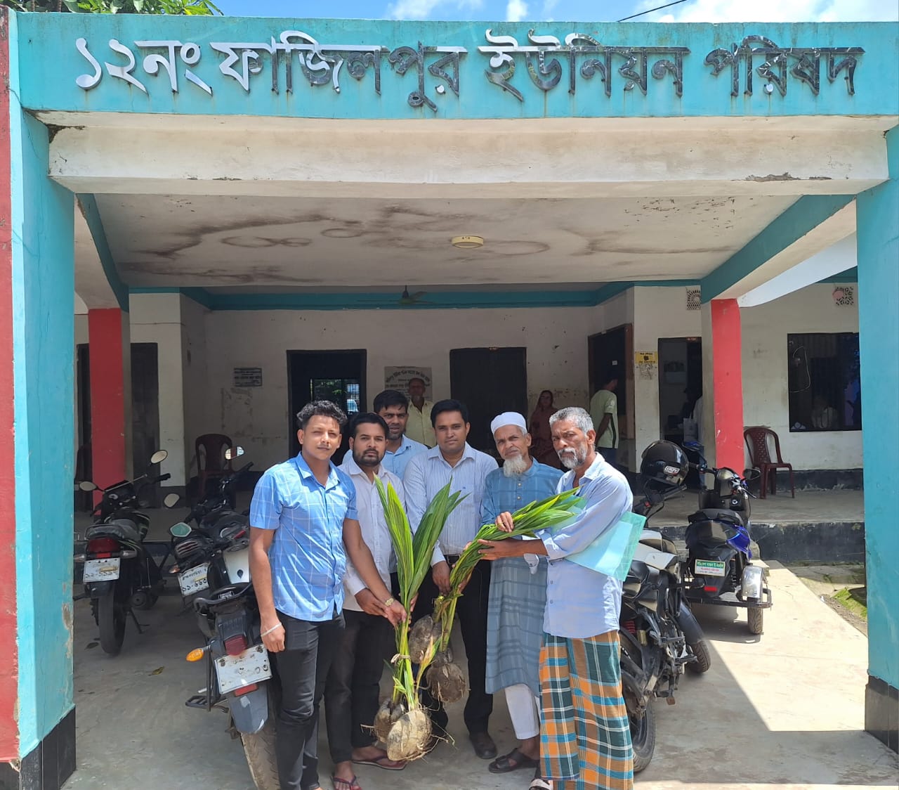 ফাজিলপুর ইউনিয়ন পরিষদে গাছের চারা বিতরণ কর্মূসূচী