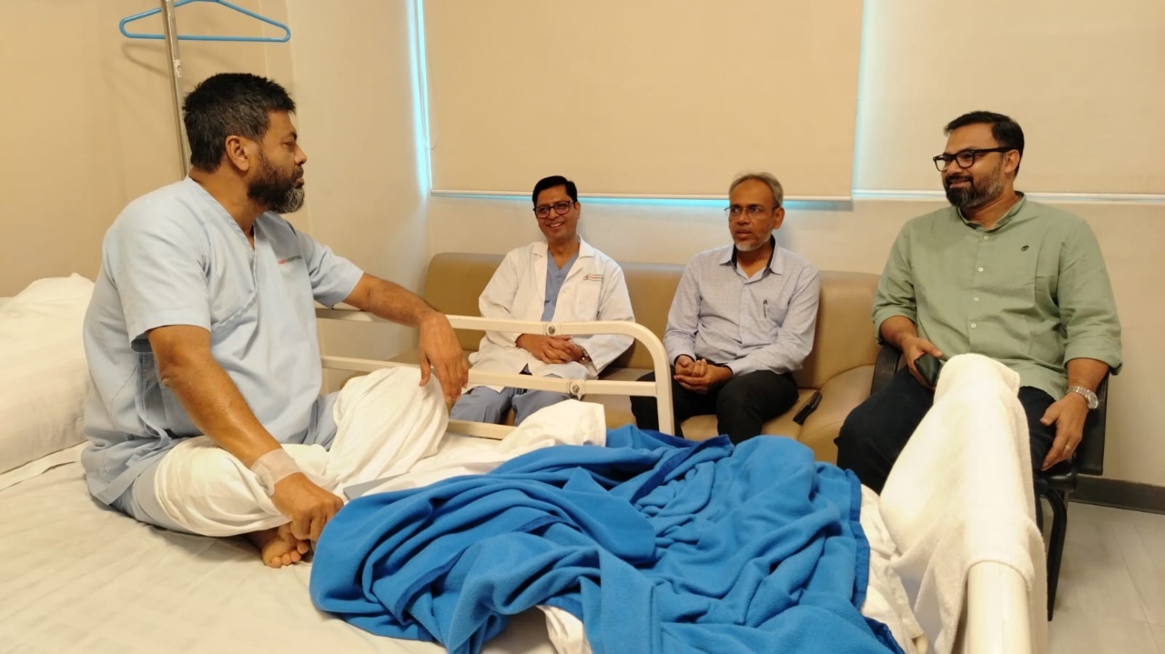 হাসপাতালে চিকিৎসাধীন মজনুকে দেখতে গেলেন আমিনুল
