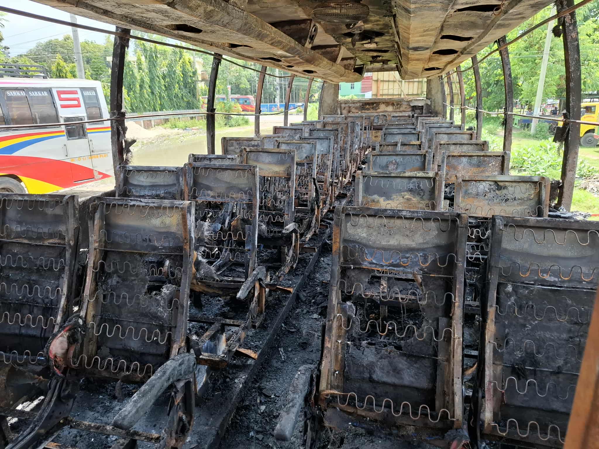 রাজবাড়ীতে রাতের আঁধারে পার্কিং করা বাসে আগুন