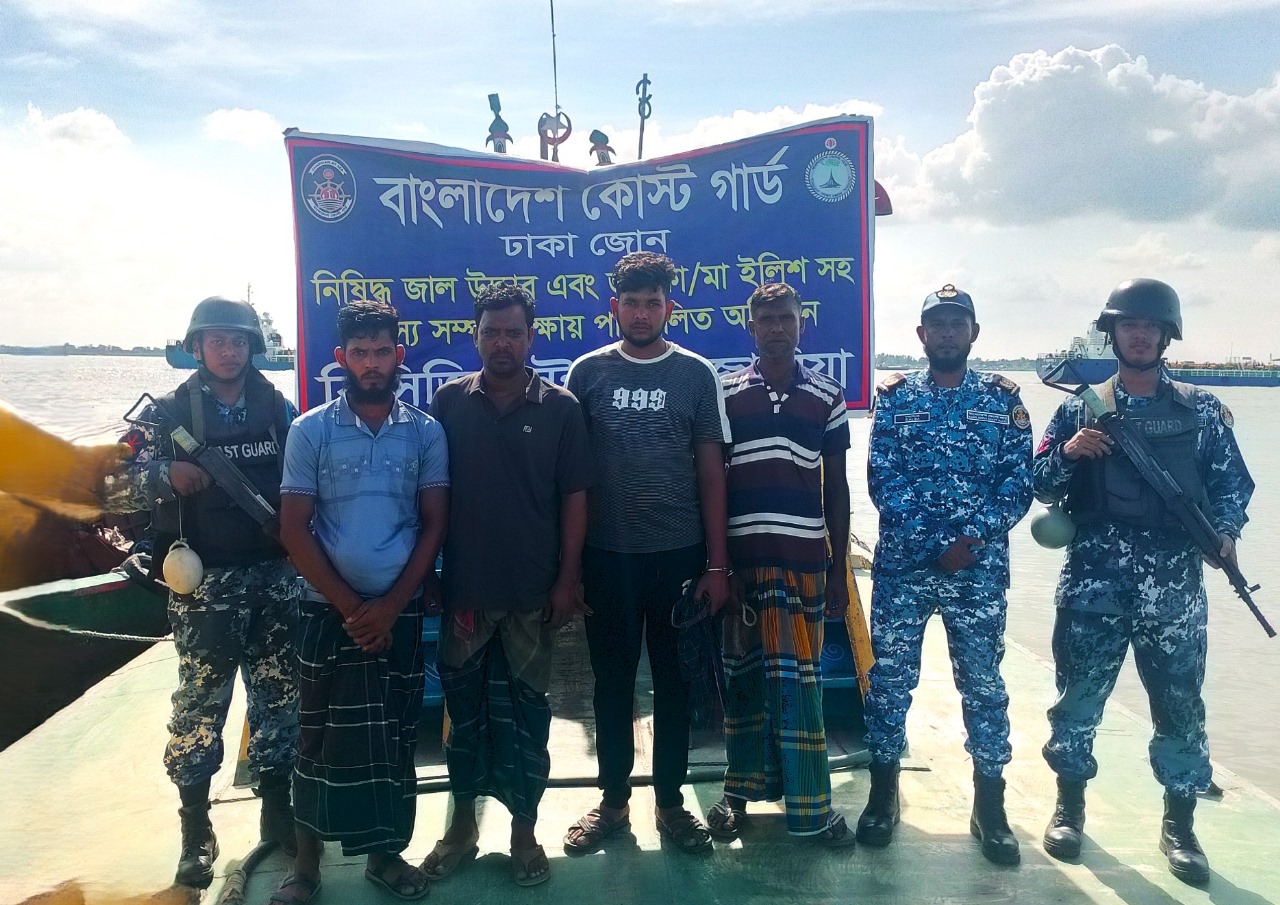 মুন্সিগঞ্জে ড্রেজারসহ ৪ দুষ্কৃতিকারীকে আটক করেছে কোস্ট গার্ড