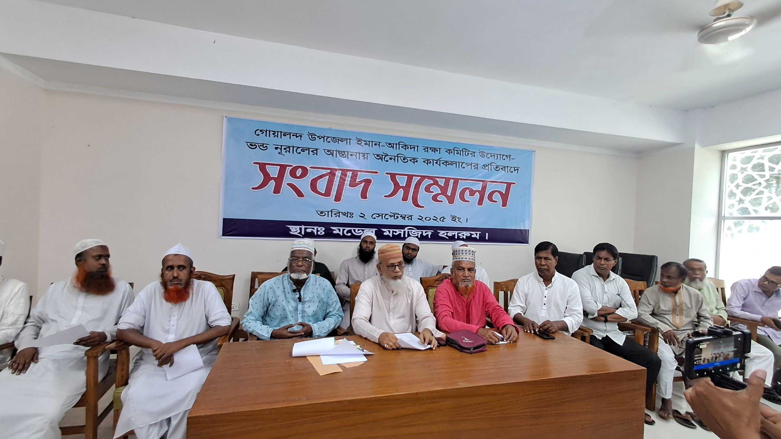 ১২ ফুট উঁচুতে নুরাল পাগলের কবর গোয়ালন্দে সংবাদ সম্মেলনে হুঁশিয়ারী কবর স্বাভাবিক না করলে কঠোর আন্দোলন