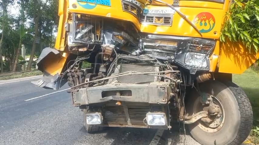 রাজবাড়ীতে দাঁড়িয়ে থাকা পিকআপে ট্রাকের ধাক্কা-চালক-সহকারী নিহত