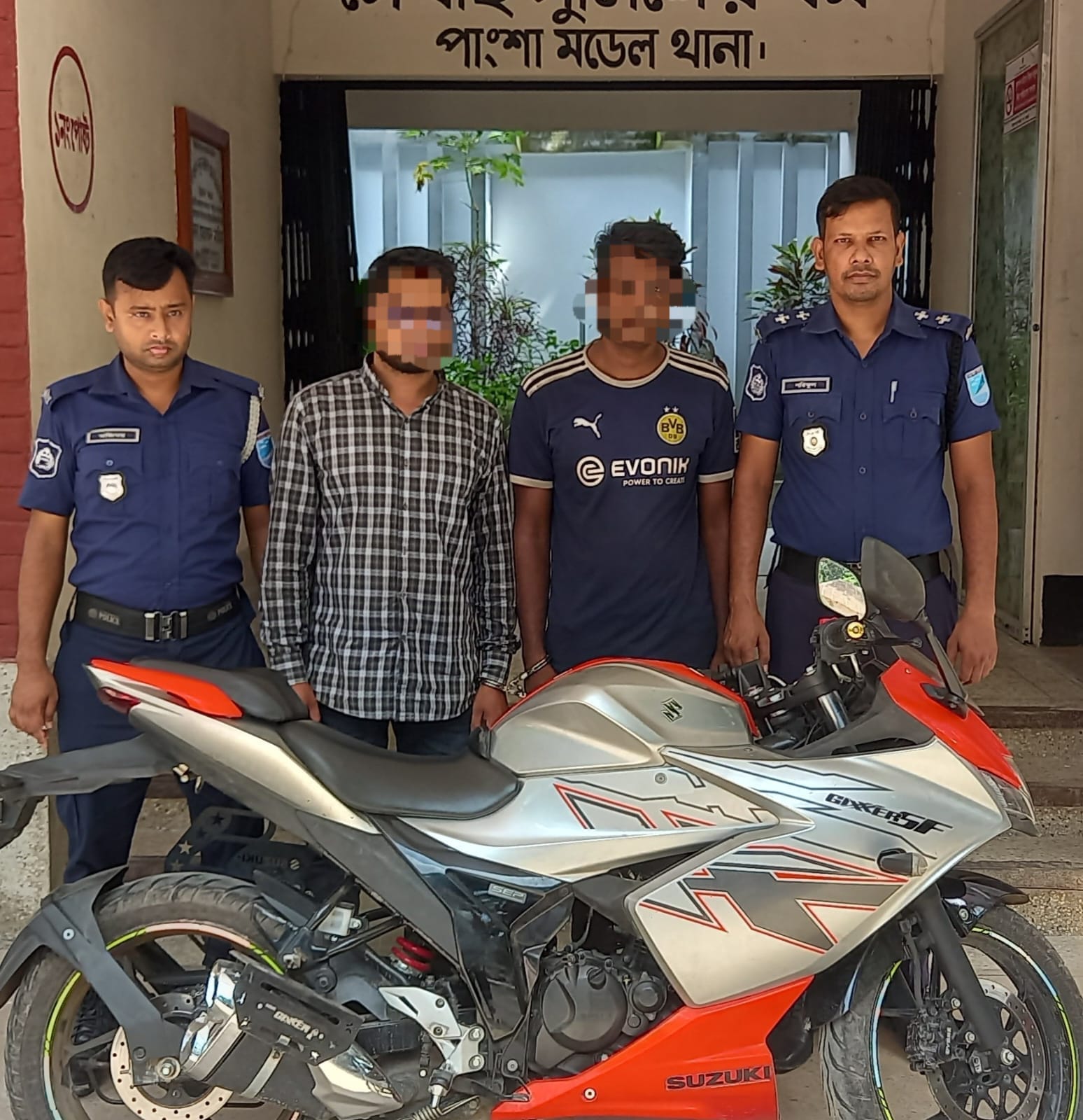 রাজবাড়ীর চোরাই মোটরসাইকেলসহ বরিশাল থেকে আন্তঃজেলা চোর চক্রের ২ সদস্য গ্রেপ্তার