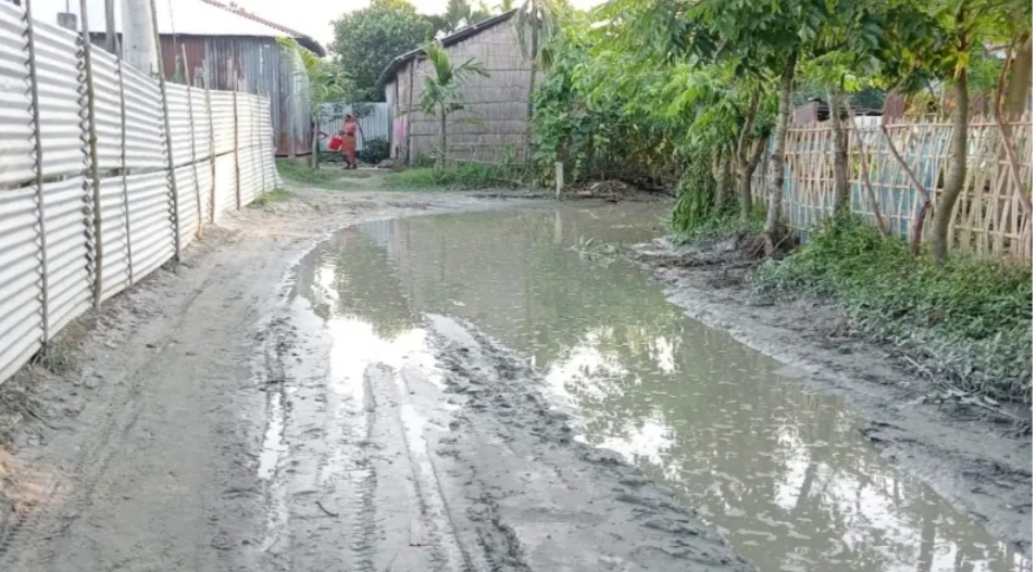উলিপুরে রাস্তার কাজে নয়ছয় পালিয়েছে ঠিকাদার- আট মাসের কাজ শেষ হয়নি ৪ বছরেও
