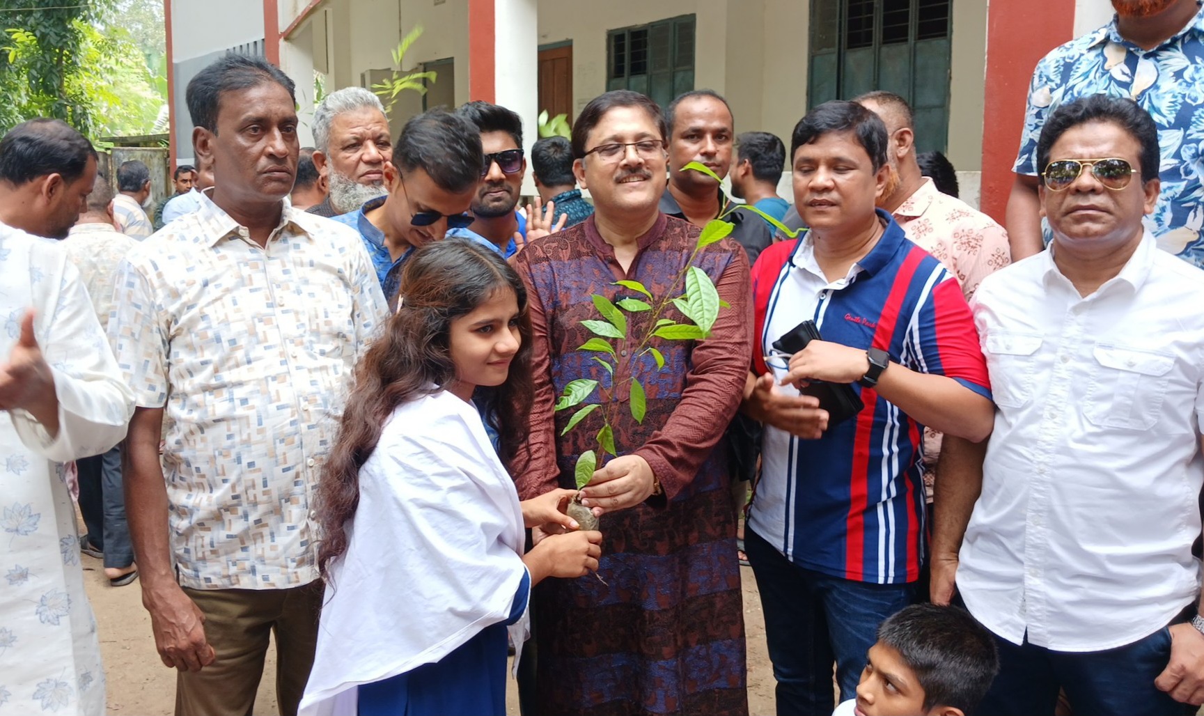 মাগুরায় শিক্ষার্থীদের মাঝে গাছের চারা বিতরণ