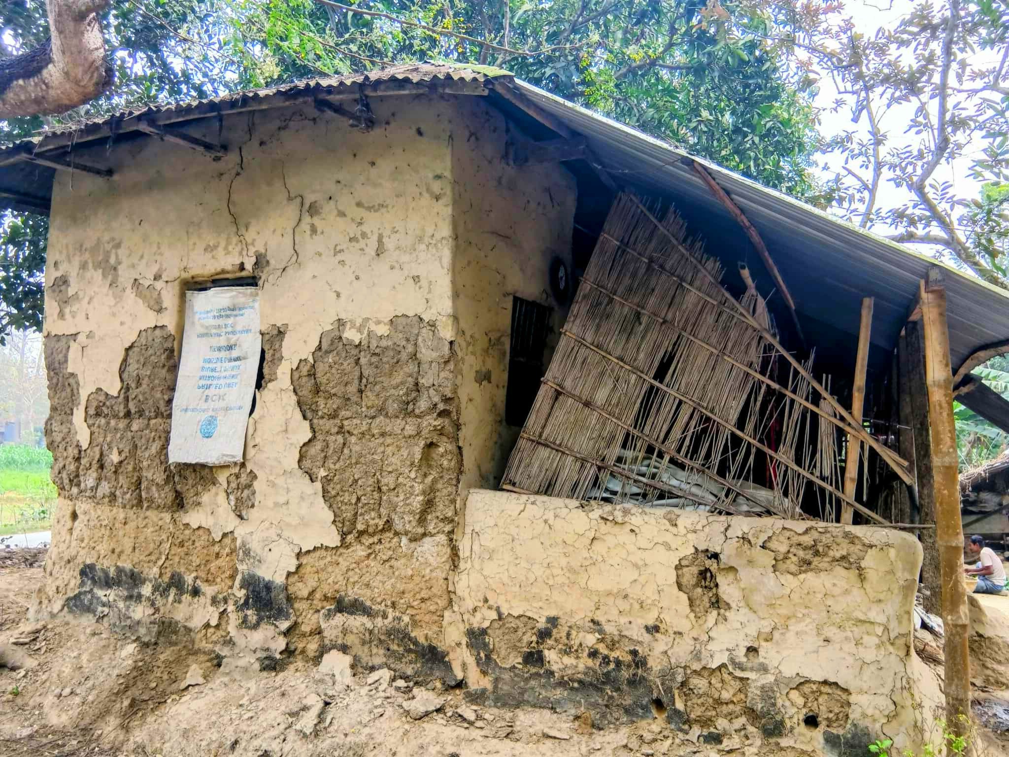 কালের গহ্বরে হারিয়ে যাচ্ছে মাটির ঘরের ঐতিহ্য