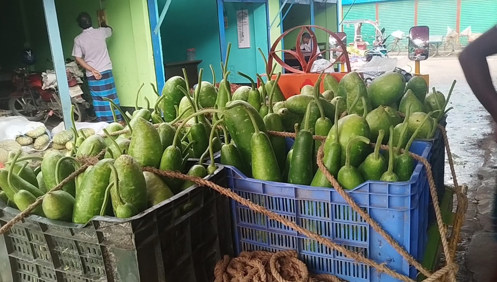রাজবাড়ীতে সবজির বাজারে আগুন-নাভিশ্বাস ক্রেতাদের