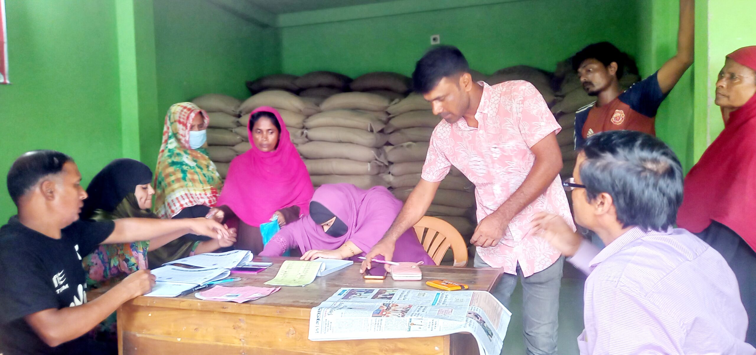 দেলদুয়ারের আটিয়া ইউনিয়নে চলছে খাদ্য বান্ধব কর্মসূচীর চাল বিতরণ