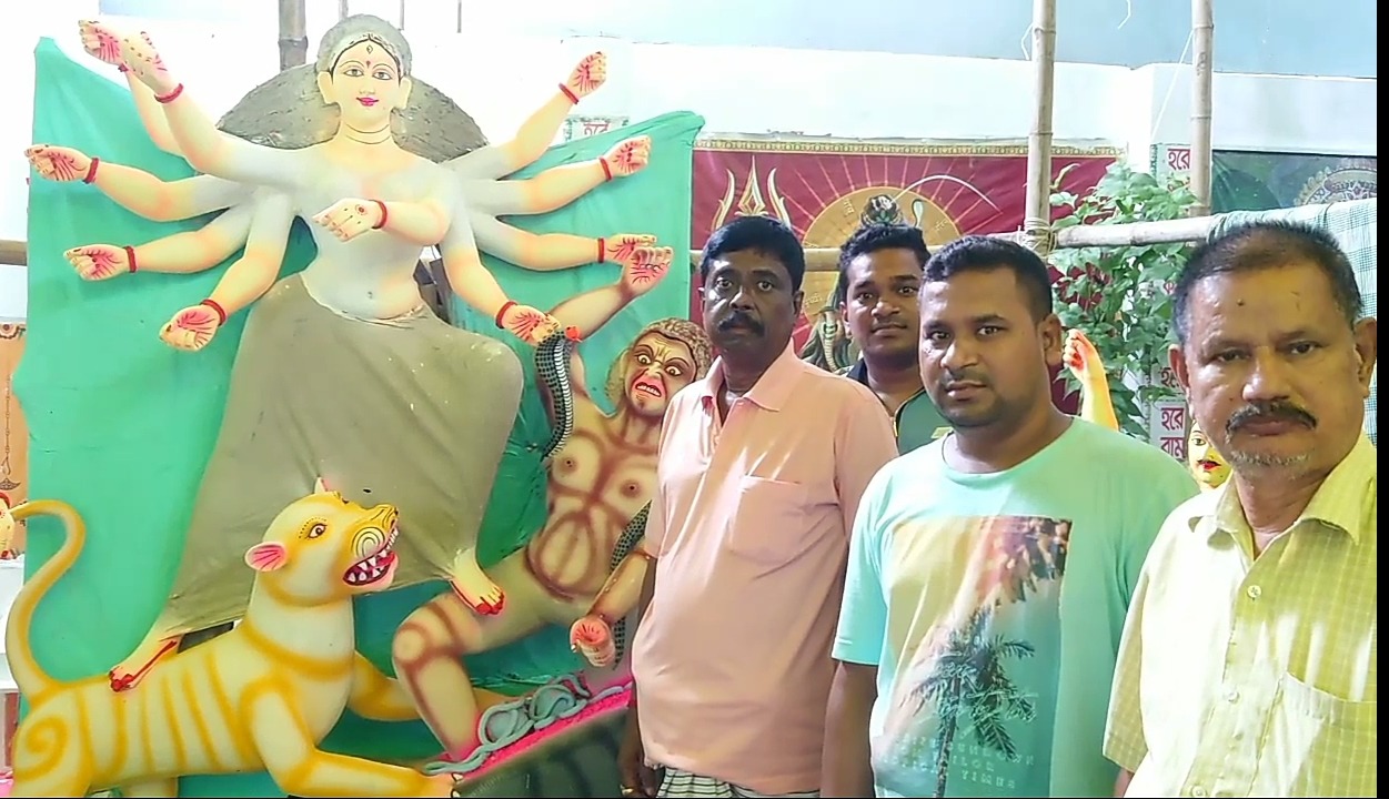 সাভারের রাজফুলবাড়িয়া শ্রী শ্রী আনন্দময়ী শ্বশান কালী মন্দিরে চলছে দুর্গাপূজার প্রস্তুতি