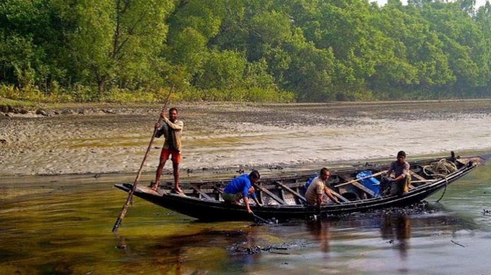 ছোট ছোট ডিঙিতে বনদস্যু মুন্না বাহিনীর বিচরণ, জলদস্যু আতঙ্কে জেলে-বাওয়ালিরা, বিকাশে টাকা পাঠালে মিলছে মুক্তি