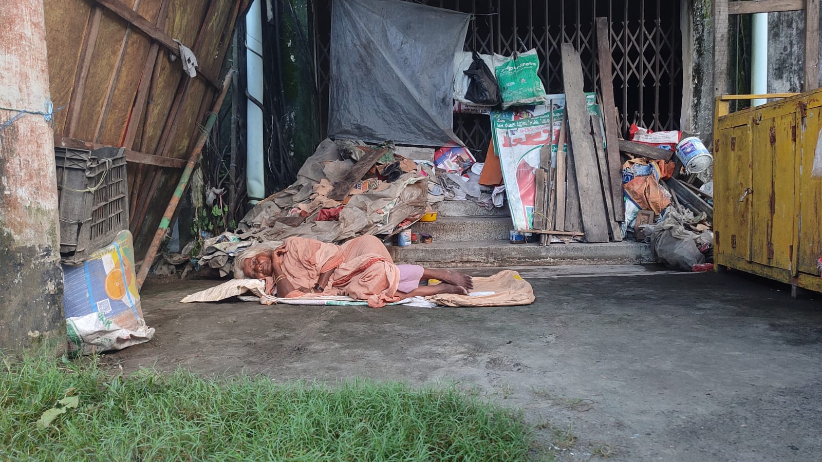 খোলা আকাশের নিচে এমএ পাস কিরণীবালার শেষ আশ্রয়