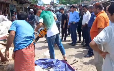 লালমোহনে ফুটপাত দখলমুক্ত করতে ভ্রাম্যমাণ অভিযান