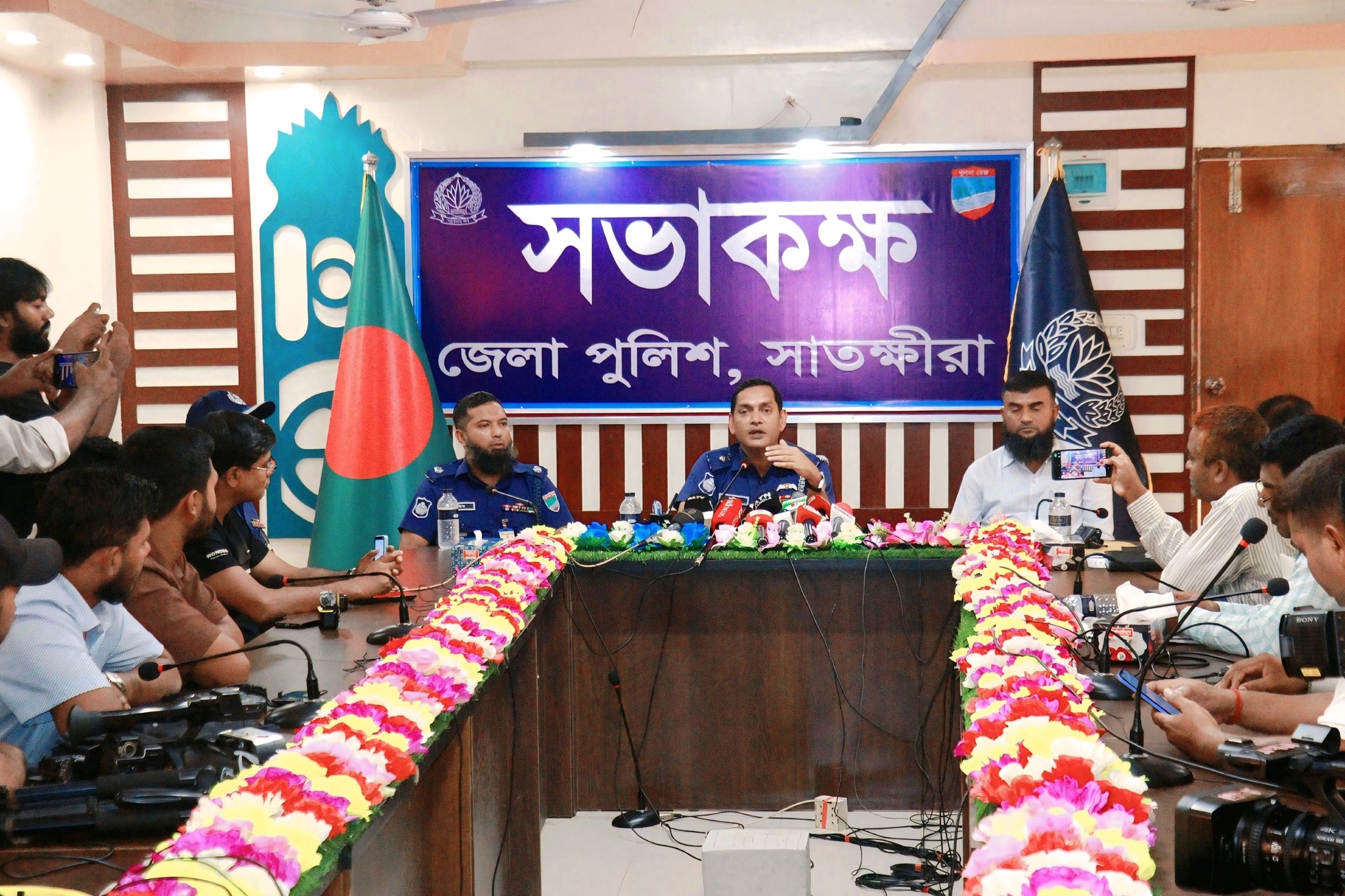 শারদীয় দুর্গাপূজা উপলক্ষে সাংবাদিকদের সাথে মতবিনিময় করলেন সাতক্ষীরার পুলিশ সুপার