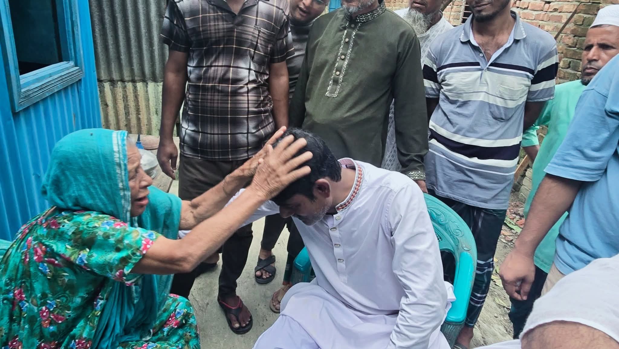 টাঙ্গাইল সদর আসনে এমপি প্রার্থী ফরহাদ ইকবালকে ঘিরে জনতার উচ্ছ্বাস