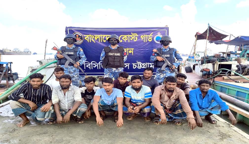 চট্টগ্রামের কোস্ট গার্ডের পৃথক অভিযানে ১৬ জন দুষ্কৃতিকারী আটক