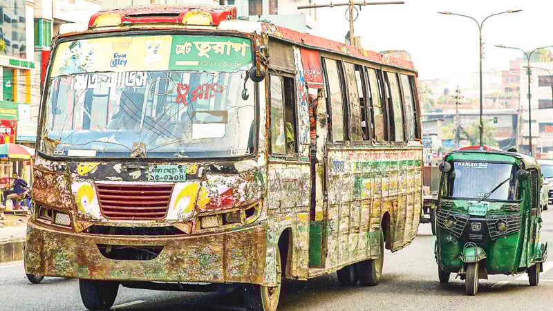 ধর্মঘটের হুমকিতে ফিটনেসবিহীন গাড়ি সরাতে পিছু হটছে সরকার