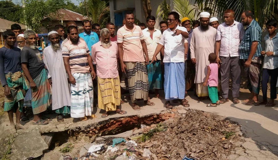 গোবিন্দগঞ্জে পুকুর গর্ভে রাস্তা-যান চলাচলে বিঘ্ন
