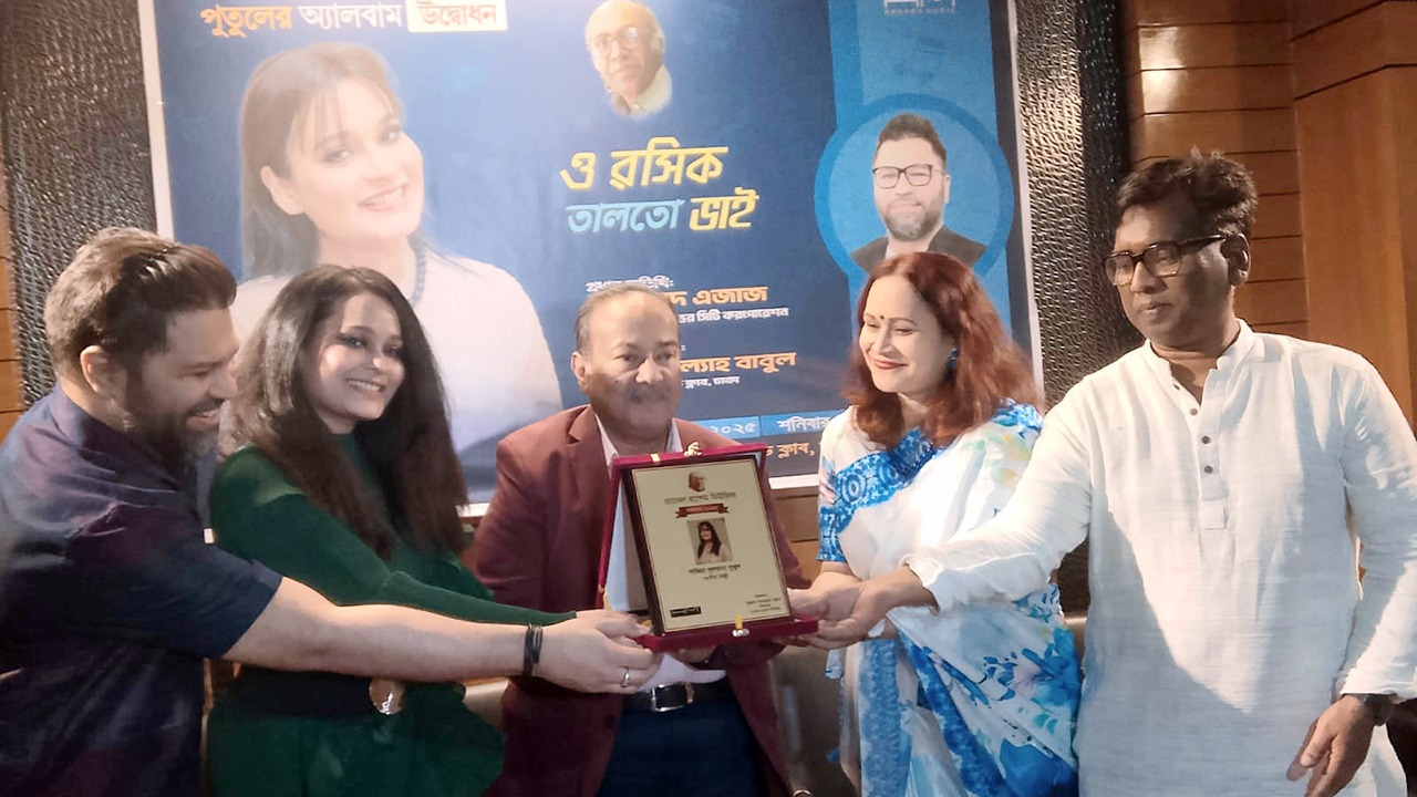 মোহাম্মদ হাশেমের গানে পুতুলের অ্যালবাম উদ্বোধন