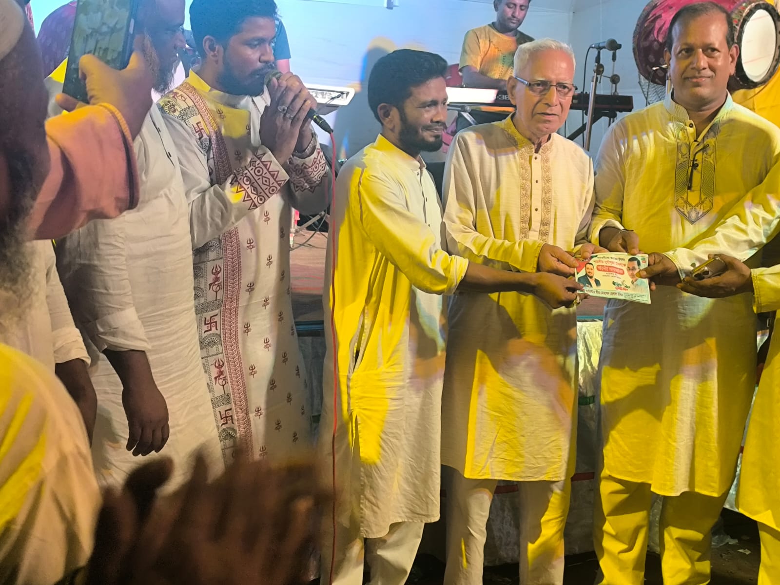 হাটহাজারীর বিভিন্ন পুজা মন্ডপে মীর মো. হেলাল উদ্দীনে পক্ষ থেকে শুভেচ্ছা উপহার প্রদান