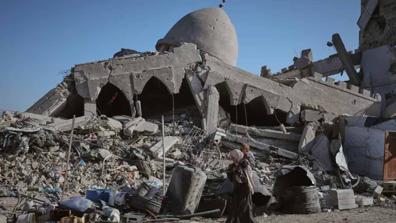 গাজায় মৃত্যুফাঁদ, ধ্বংসস্তূপে লুকিয়ে হাজার হাজার টন অবিস্ফোরিত বোমা