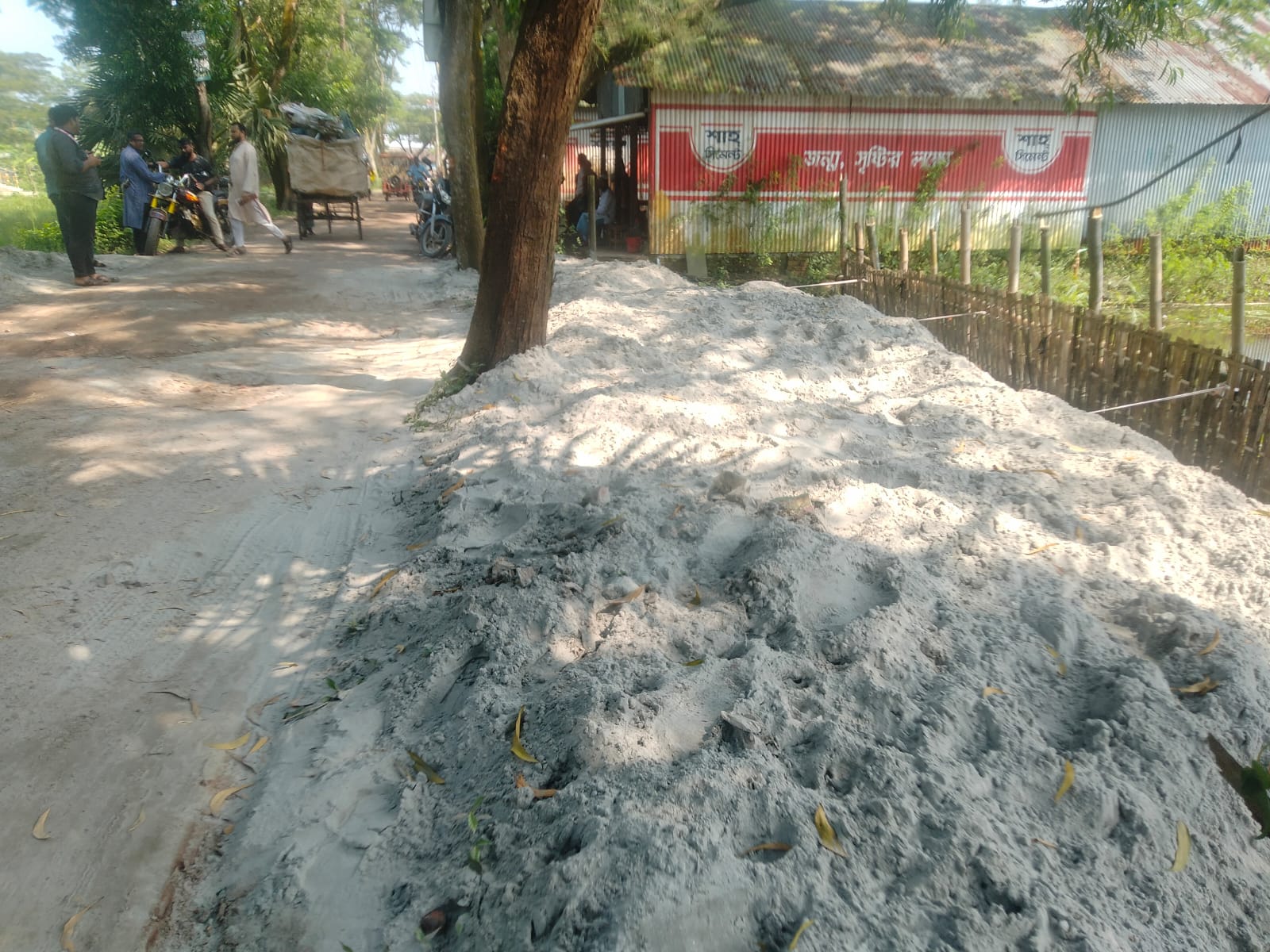 আদালতের নিষেধাজ্ঞা অমান্য করে সোনাইমুড়ীতে গভীর রাতে ভুমি দখল