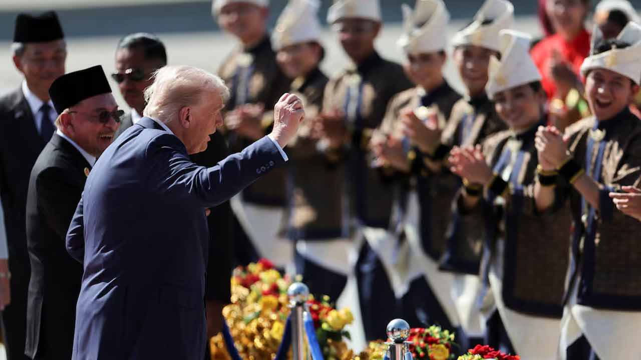 মালয়েশিয়ায় পা রেখে এশিয়া সফর শুরু করলেন ট্রাম্প