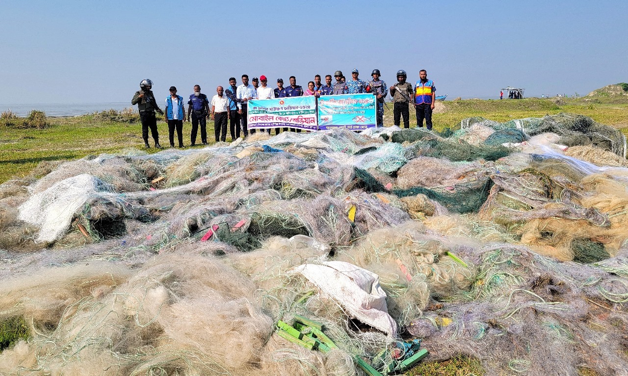 শ্রীনগরে যৌথ বাহিনীর অভিযানে অবৈধ জাল ও ইলিশসহ ১৪ জনকে আটক