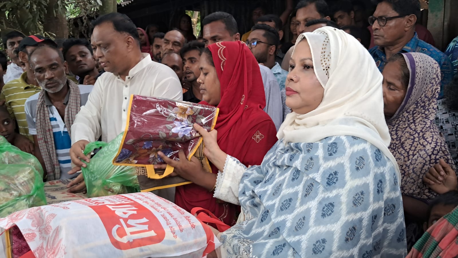 রাজবাড়ীতে আগুনে পুড়ে যাওয়া ক্ষতিগ্রস্থদের পাশে দাঁড়াল বিএনপি