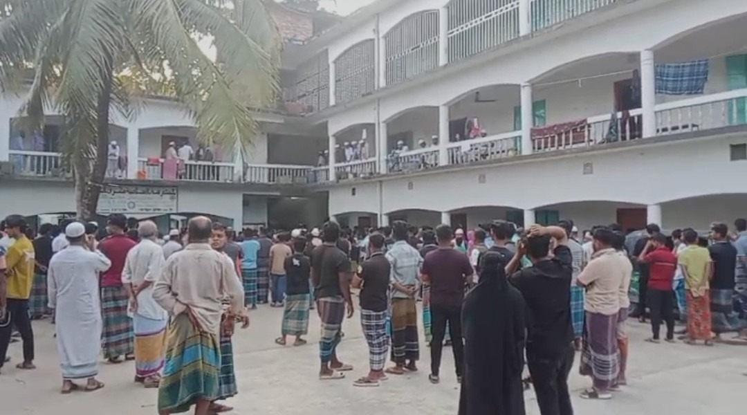 নোয়াখালীতে মাদারাসায় ঘুমের মধ্যে ছাত্রকে জবাই করে হত্যা